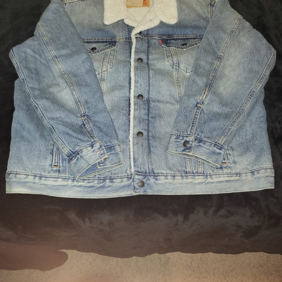 Levi's Light Blue Denim Jacket with Sherpa Collar - Picture 2 of 3